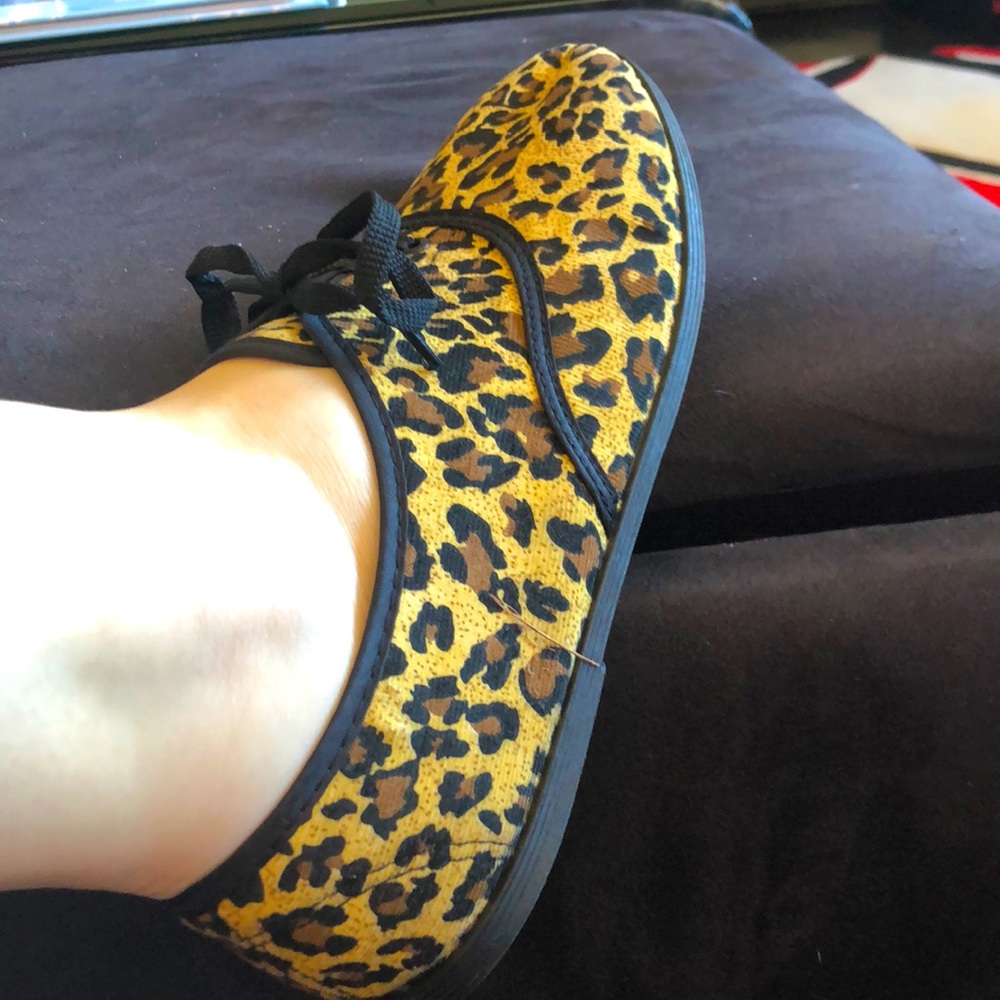 Cheetah printed flat sneakers